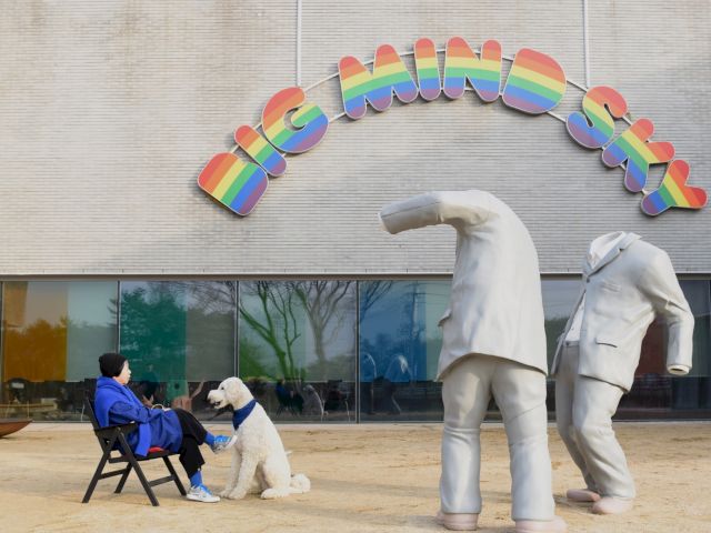 Ugo Rondinone, Big Mind Sky, 2017 / Erwin Wurm, Big Disobedience, 2016 - Courtesy of Koo House Museum